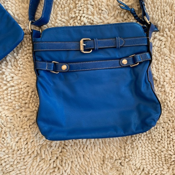blue shoulder bag with a detachable wristlet 🔥 - Picture 4 of 6